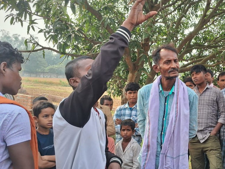 घटना के बाद मौजूद ग्रामीण।