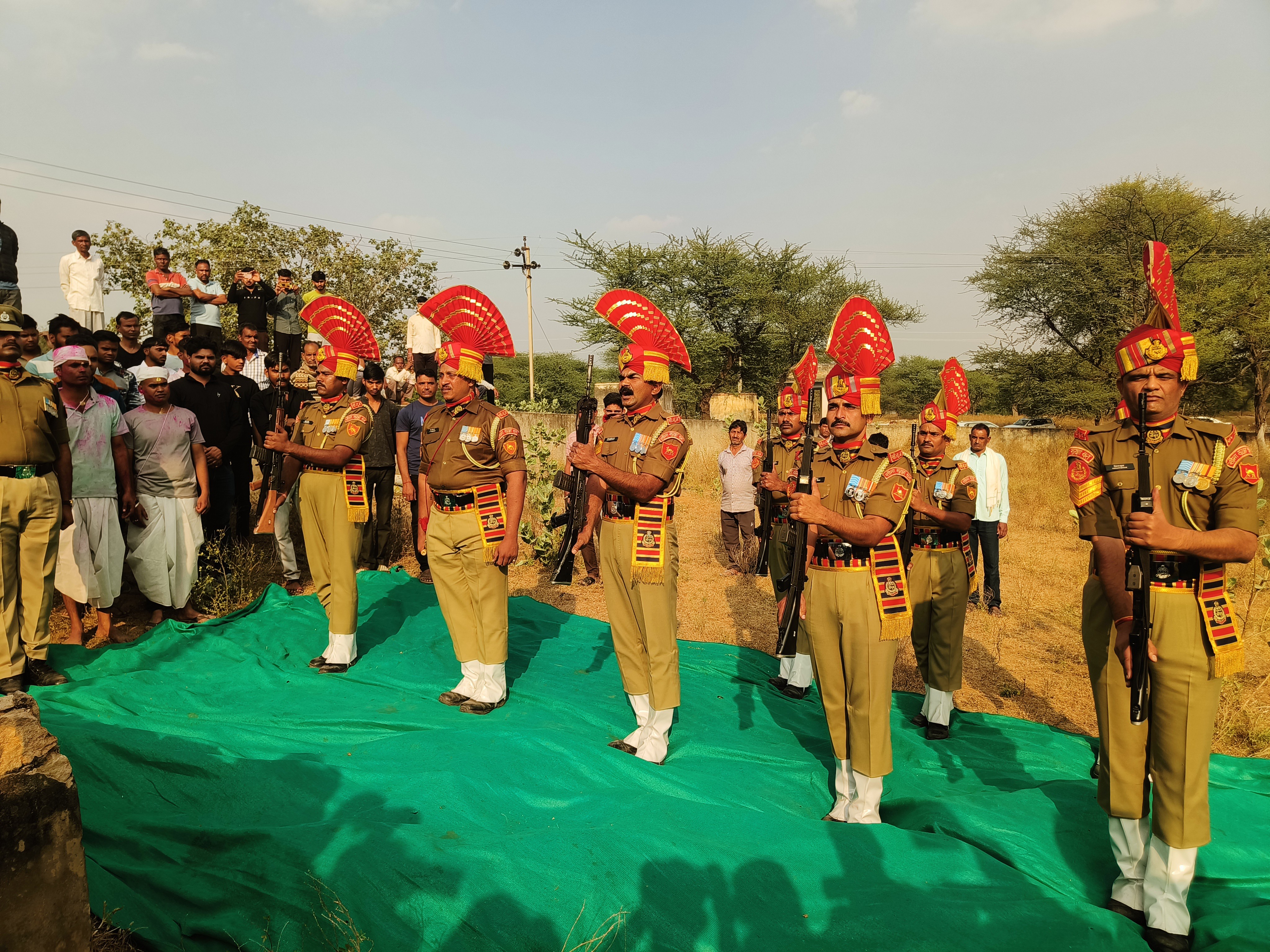 बीएसएफ की एक टुकड़ी ने सब इंस्पेक्टर राजकीय सम्मान दिया।