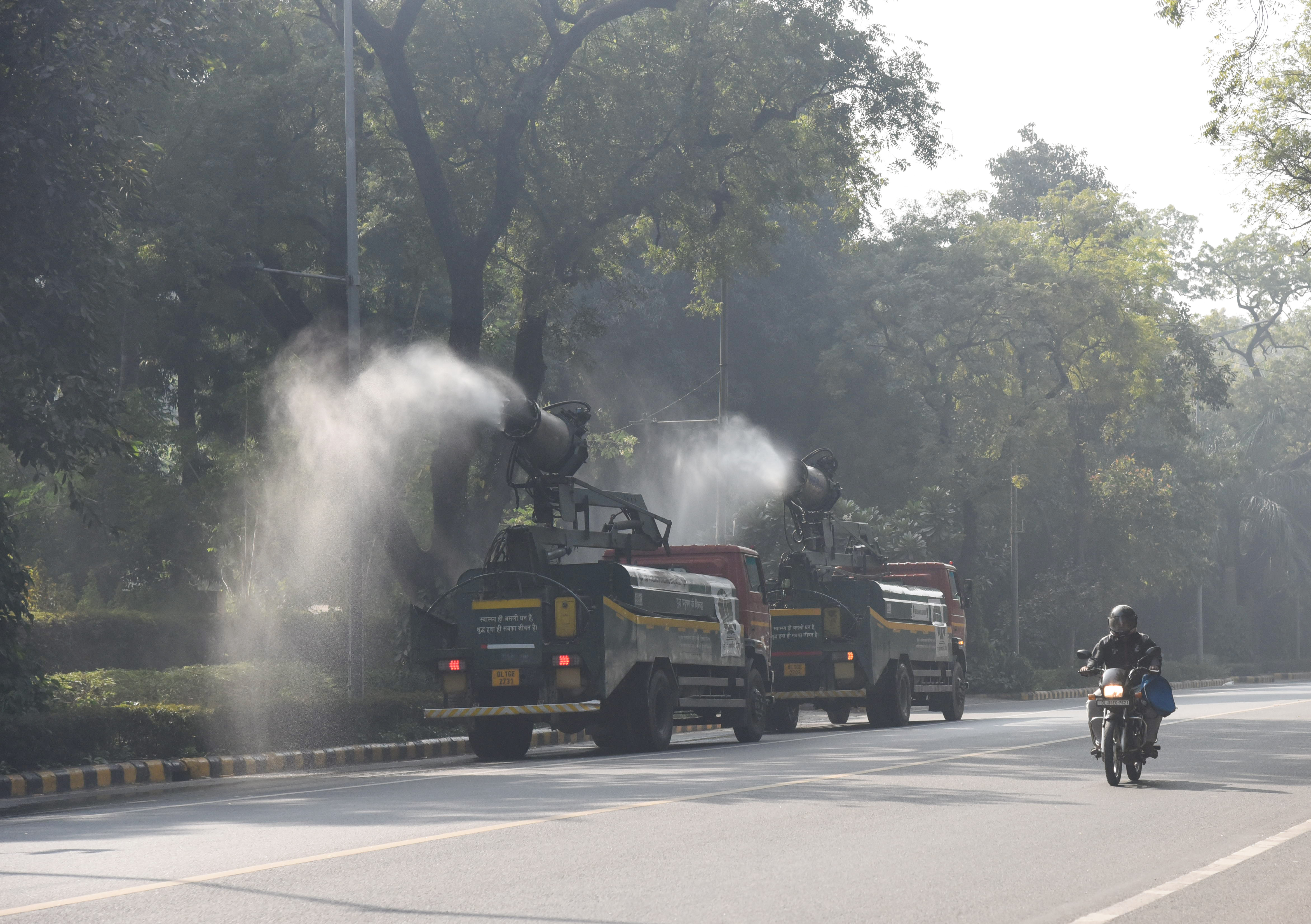 नई दिल्ली: हवा में प्रदूषण कम करने के लिए राज्य में कई जगहों पर वॉटर स्प्रेयर से पानी छिड़का जा रहा है।