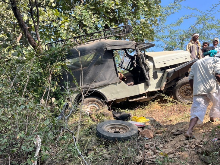 हादसे के बाद खाई में गिरी जीप और उसके पास पड़ा पहिया।