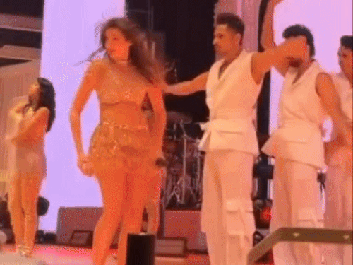 बॉलीवुड एक्ट्रेस नोरा का डांस देखने के लिए शादी में आए सभी मेहमान जमा हो गए थे।