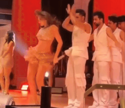 नोरा फतेही ने हनी सिंह के गाने पागल पर भी प्रस्तुति दी।