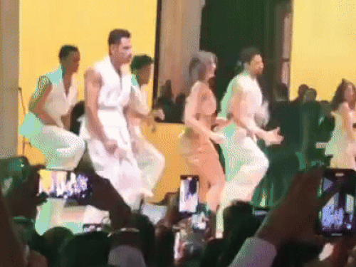 नोरा ने गाना गाते हुए शादी में परफॉर्मेंस दी।