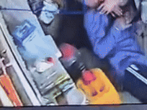 तरनतारन में गोली लगते ही व्यापारी दुकान पर नीचे गिर गया। उनकी मौके पर ही मौत हो गई। - Dainik Bhaskar