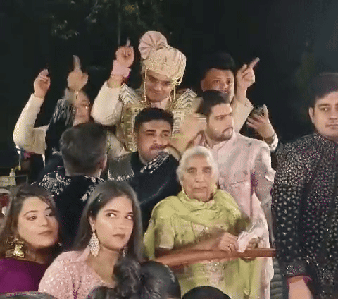 बारात में दूल्हे ऋषि भी डांस करते नजर आए।