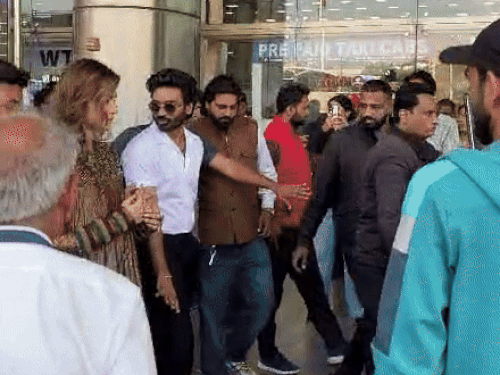 युवक एयरपोर्ट पर लगातार धनुष की सिक्योरिटी के आसपास घूम रहा था।