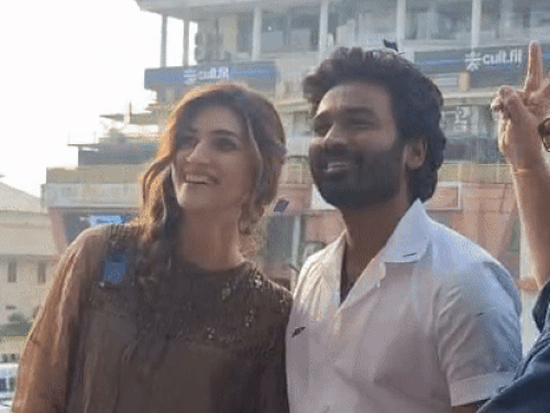 जयपुर के फेमस सिनेमा हॉल राजमंदिर पहुंचे कृति सेनन और धनुष।