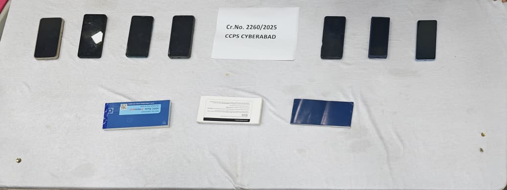 साइबर क्राइम पुलिस की छापेमारी में 7 मोबाइल फोन और चेक बुक जब्त।