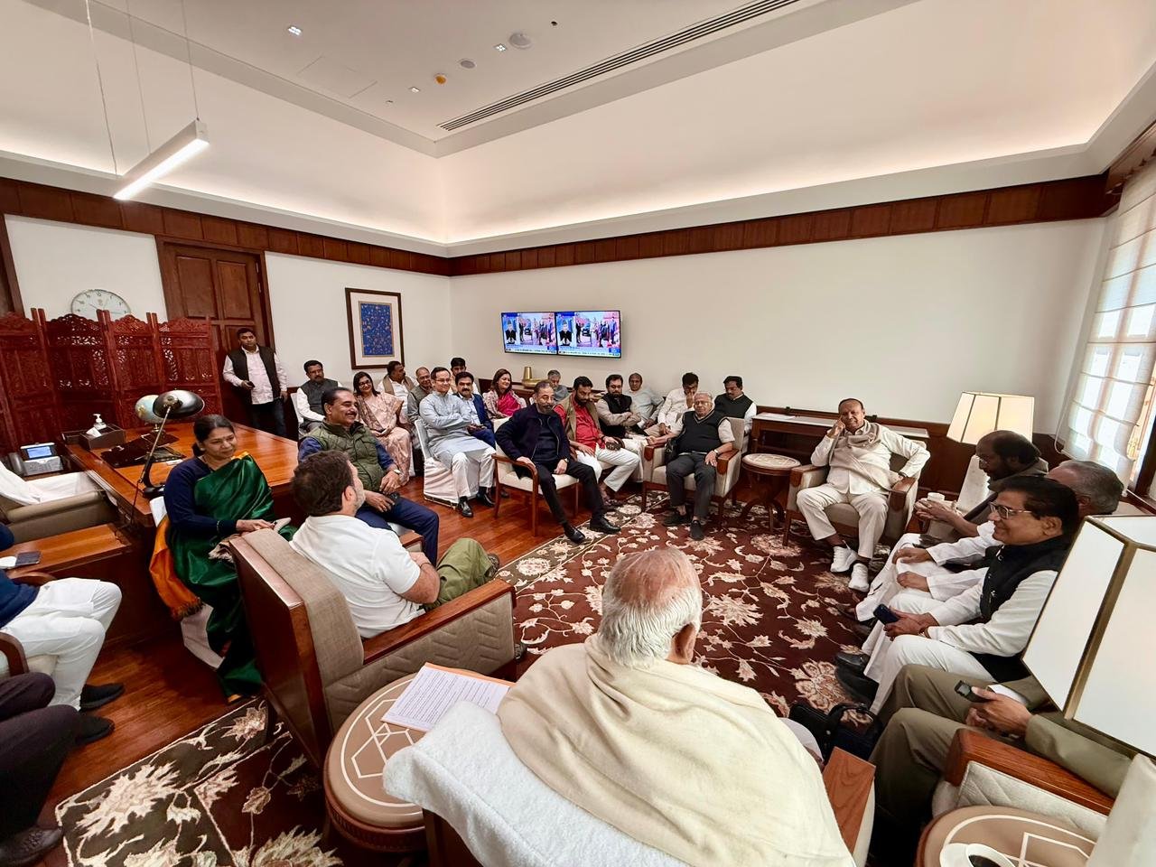 विपक्ष की बैठक में सपा सांसद राम गोपाल वर्मा पहुंचे। सरकार को घेरने की रणनीति बनाई।