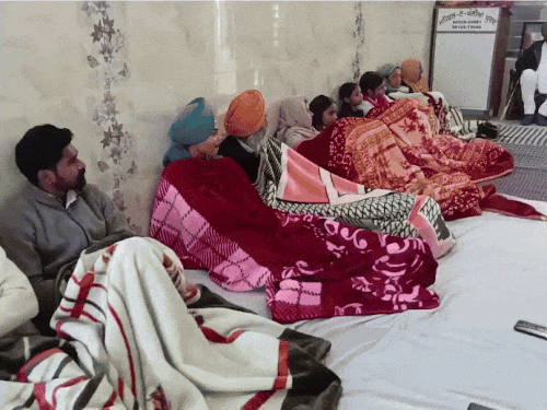 मोगा के गांव घोलियां खुर्द में प्रतियोगिता में हिस्सा लेते लोग।
