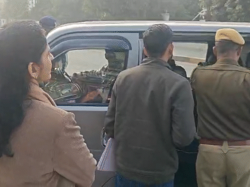 जज पल्लवी शर्मा ने बनीपार्क में स्कूल वैन में सिटिंग कैपेसिटी के अनुसार बच्चों की संख्या की जांच करवाई।