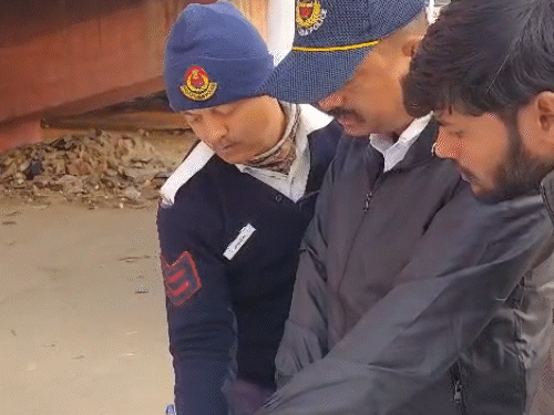 मानसरोवर के एक स्कूल में नियमों की पालना नहीं करने वाले वाहन ड्राइवरों के मौके पर ही चालान काटे गए।