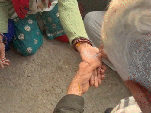 मंत्री किरोड़ी लाल मीणा ने महिला के हाथ पर ही लिखकर यह आदेश दिया कि कोई भी गोशाला के काम को नहीं रोकेगा और वे 4 तारीख को वहां पहुंचेंगे।