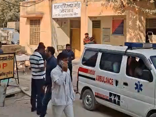 सीकर के एसके हॉस्पिटल की मॉर्च्युरी के बाहर लोग।