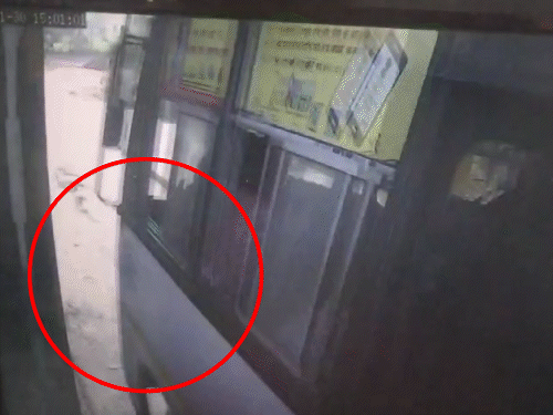 BSF जवान चलती बस में चढ़ गए। इस दौरान टोल के पिलर से उनका शरीर टकराया और वह नीचे गिर गए। इसके बाद बस उनको कुचलते हुए निकल गई।