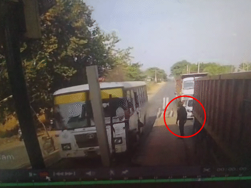 पोसाना टोल पर रोडवेज बस आई तो BSF के ASI मनोज कुमार ने दौड़कर बस में चढ़ने की कोशिश की।