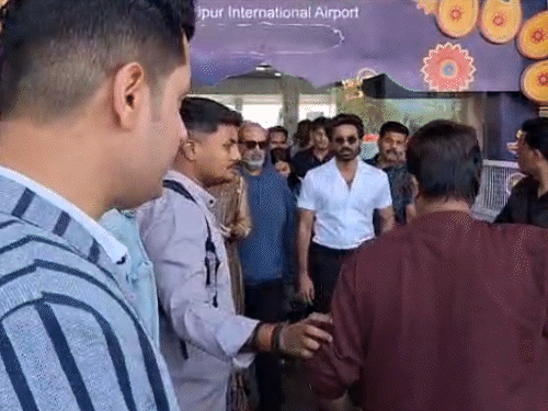 एक्टर धनुष और एक्ट्रेस कृति सेनन जयपुर एयरपोर्ट पर पहुंचे।