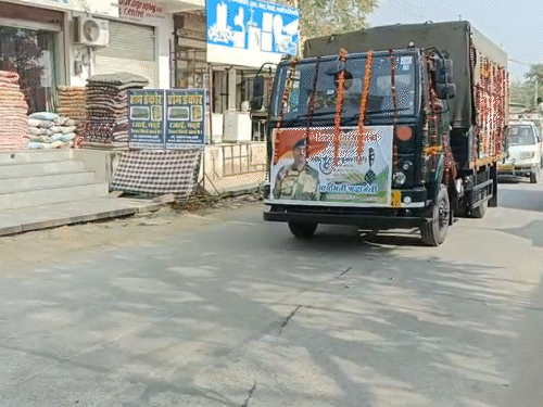 बीएसएफ जवान को श्रद्धांजलि देने के लिए गुढ़ागौड़जी से भोड़की गांव तक तिरंगा यात्रा निकाली गई।