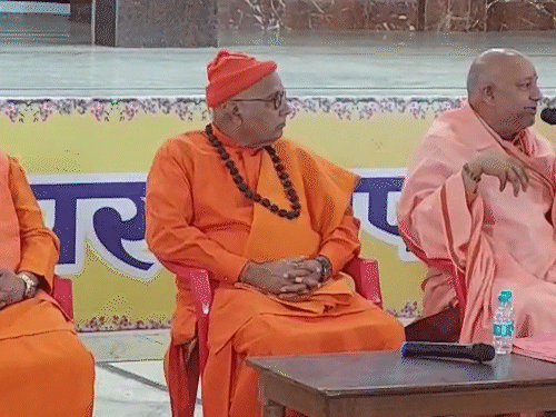 तस्वीर में नजर आ रहे महामंडलेश्वर स्वामी यतींद्रानंद गिरी महाराज और महामंडलेश्वर स्वामी प्रबोधानंद गिरि।