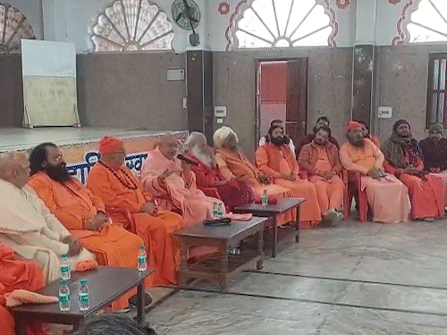 बैठक के दौरान संतों को संबोधित करते महामंडलेश्वर स्वामी यतींद्रानंद गिरी महाराज।