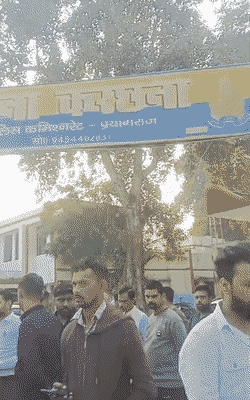 आरोपियों की गिरफ्तारी की परिजन और ग्रामीण मांग कर रहे थे। इसके बाद गिरफ्तारी हुई है।