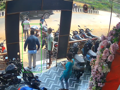 हादसे के बाद कार मौके पर खड़ी रही। स्थानीय लोगों ने बच्चों को उठाया।