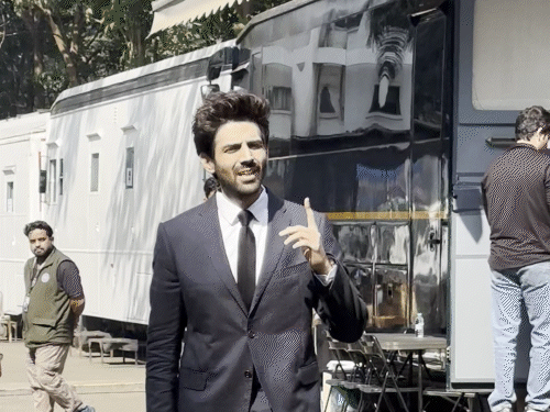 ब्लैक सूट में कार्तिक काफी स्टाइलिश नजर आए।