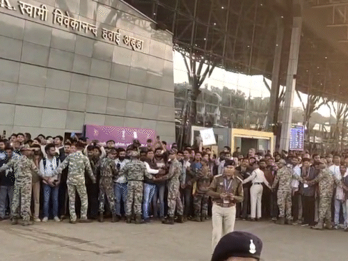 एयरपोर्ट में बड़ी संख्या में लोगों की भीड़ उमड़ी थी। सुरक्षा में फोर्स तैनात थी।