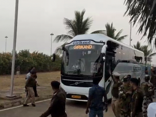 भारतीय टीम एयरपोर्ट से होटल के लिए रवाना हुई।