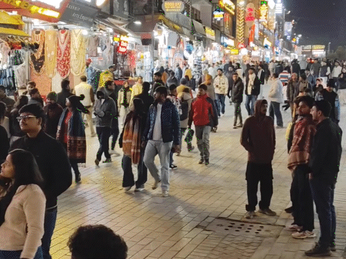 मनाली के मॉल रोड पर शाम के वक्त घूमते हुए टूरिस्ट और लोकल लोग।