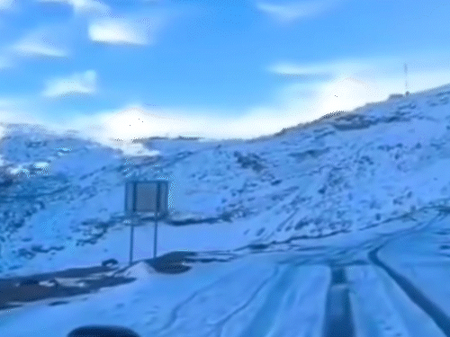 हिमाचल का रोहतांग पास बर्फ की चादर ओढ़ चुका है।