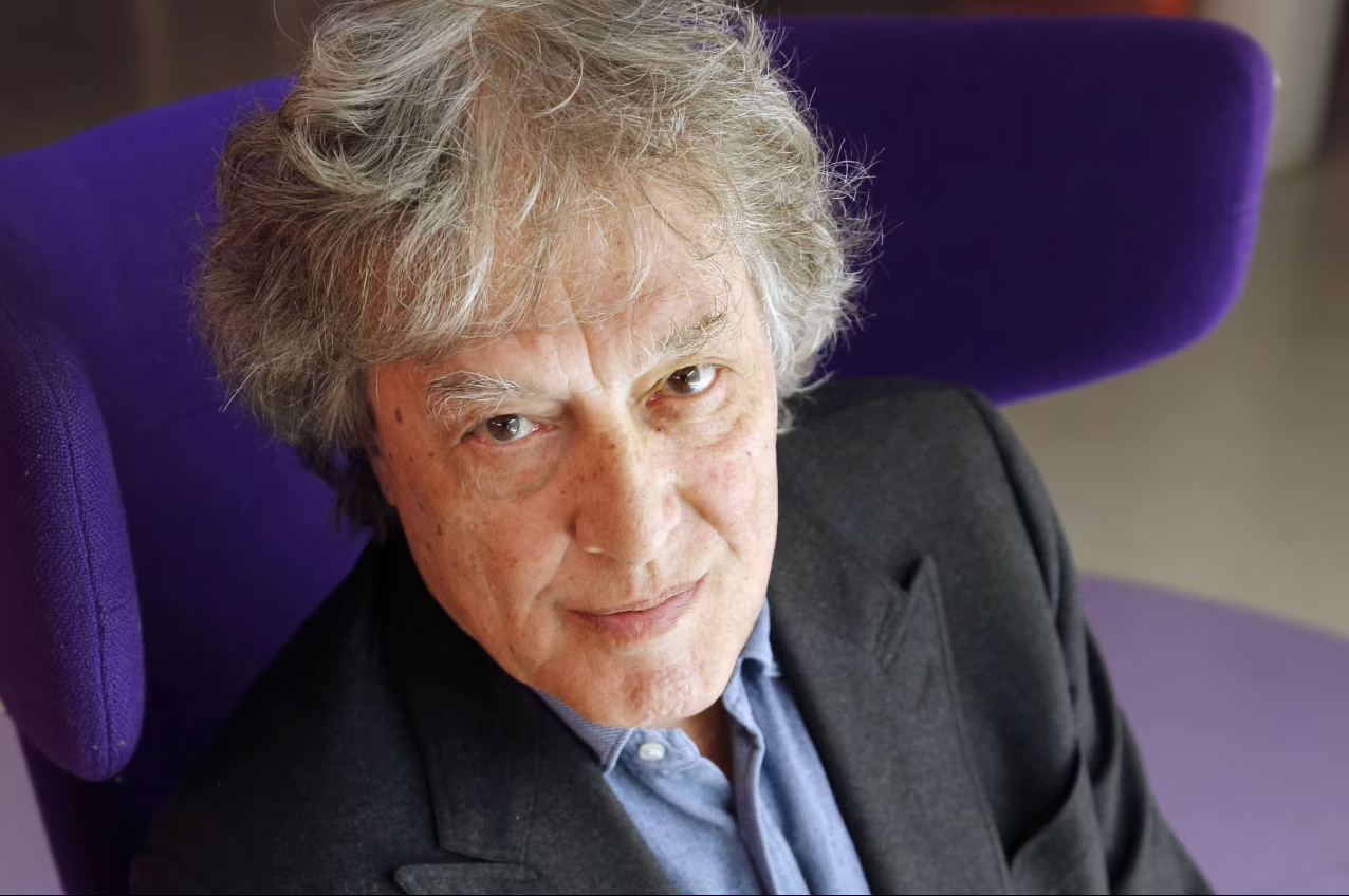 1997 में महारानी एलिजाबेथ द्वितीय ने टॉम स्टॉपर्ड को ‘नाइट’ की उपाधि दी थी।