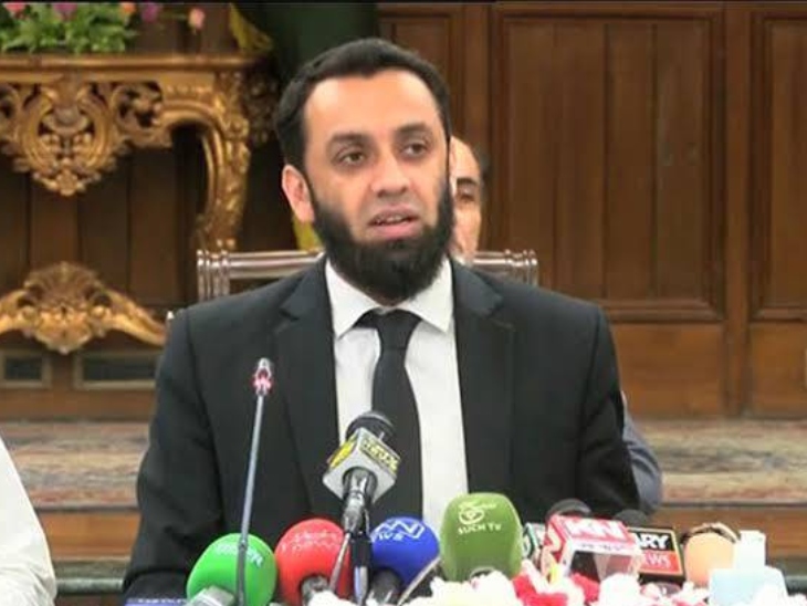 अताउल्लाह तरार ने आरोप लगाया कि भारतीय मीडिया पाकिस्तान की इमेज खराब करने के लिए इमरान की बहनों को मंच दे रहा है।