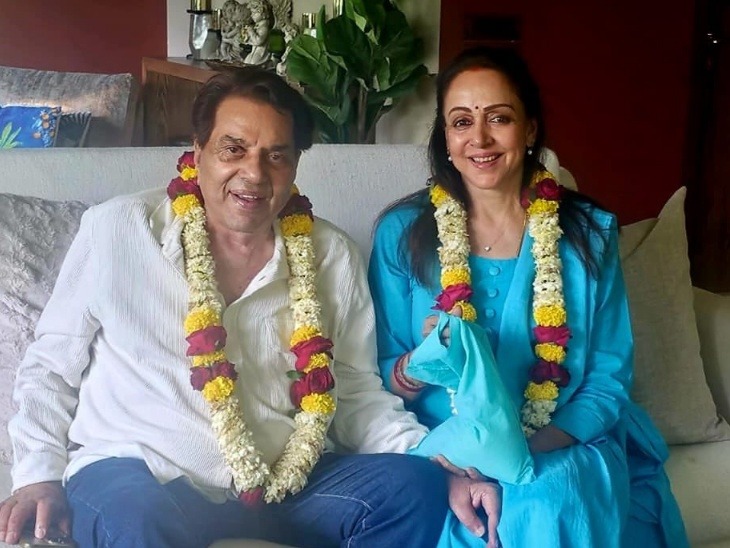 धर्मेंद्र के निधन के बाद हेमा मालिनी सोशल मीडिया अकाउंट पर पोस्ट लिख अपना दुख जाहिर किया था।