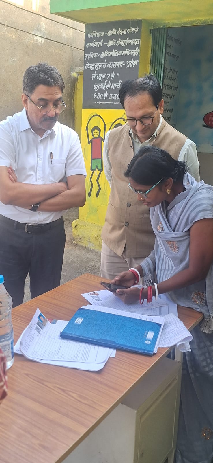 संभागीय कमिश्नर और कलेक्टर ने रविवार को अवकाश के दिन किया निरीक्षण।