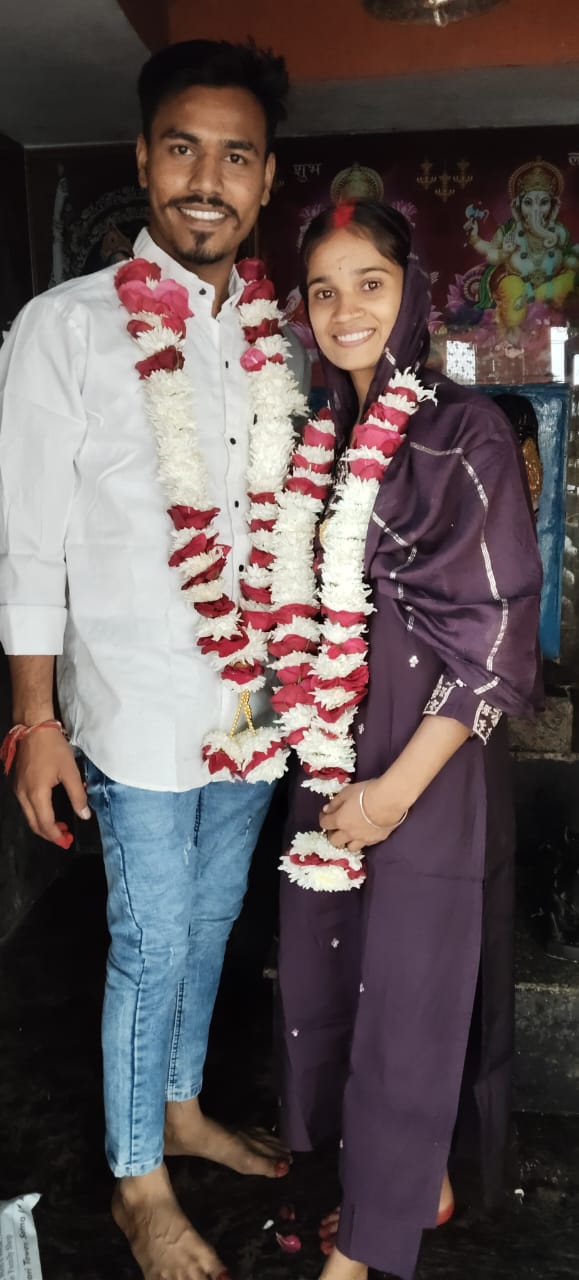 मंदिर में शादी के बाद पायल और संदीप।