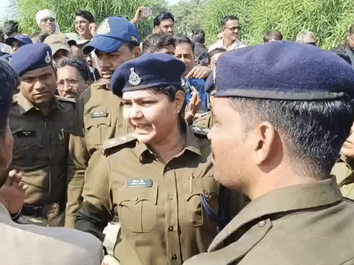 पुलिस अधिकारी लगातार किसान नेताओं से बात कर समझाने की कोशिश कर रहे हैं।