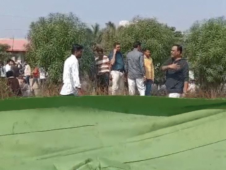 बड़ी संख्या में किसान आंदोलन में पहुंच रहे हैं, उनके बैठने के लिए कारपेट बिछाई गई।