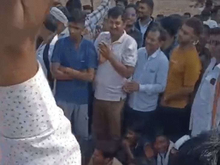 किसान नेशनल हाईवे पर बैठकर हनुमान चालीसा का पाठ करते नजर आए।