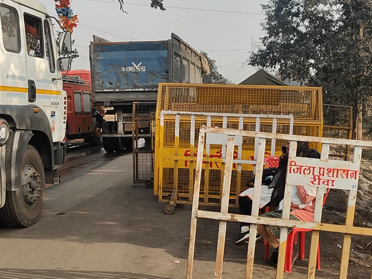 घिरौली कोल ब्लॉक तक जाने के लिए पांच रास्ते हैं। पांचों जगह पुलिस ने इस तरह से कड़ा पहरा लगाया है।