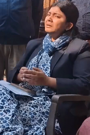देवरिया की SDM लेखपाल के परिवार की हालत देखकर आंसू नहीं रोक पाईं। कुर्सी पर बैठे-बैठे फफक पड़ीं।
