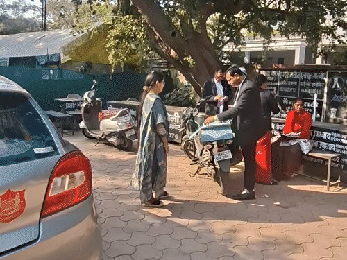 फैमिली कोर्ट परिसर में निर्मला चौहान।