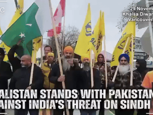 વેનકુવરમાં ભારત વિરુદ્ધ સૂત્રોચ્ચાર કરતા ખાલિસ્તાન સમર્થકો. આ દરમિયાન તેમના હાથમાં પાકિસ્તાની ઝંડો પણ જોવા મળ્યો.
