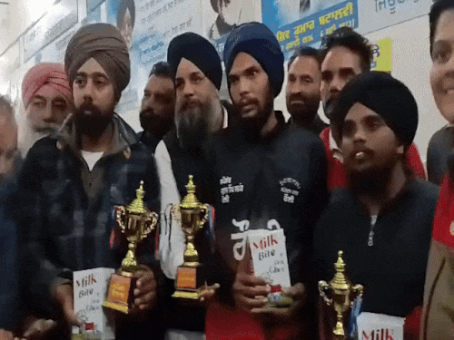 वेहले रहने का मुकबला जीतने वाले तीनों प्रतिभागी आयोजकों के साथ। - Dainik Bhaskar
