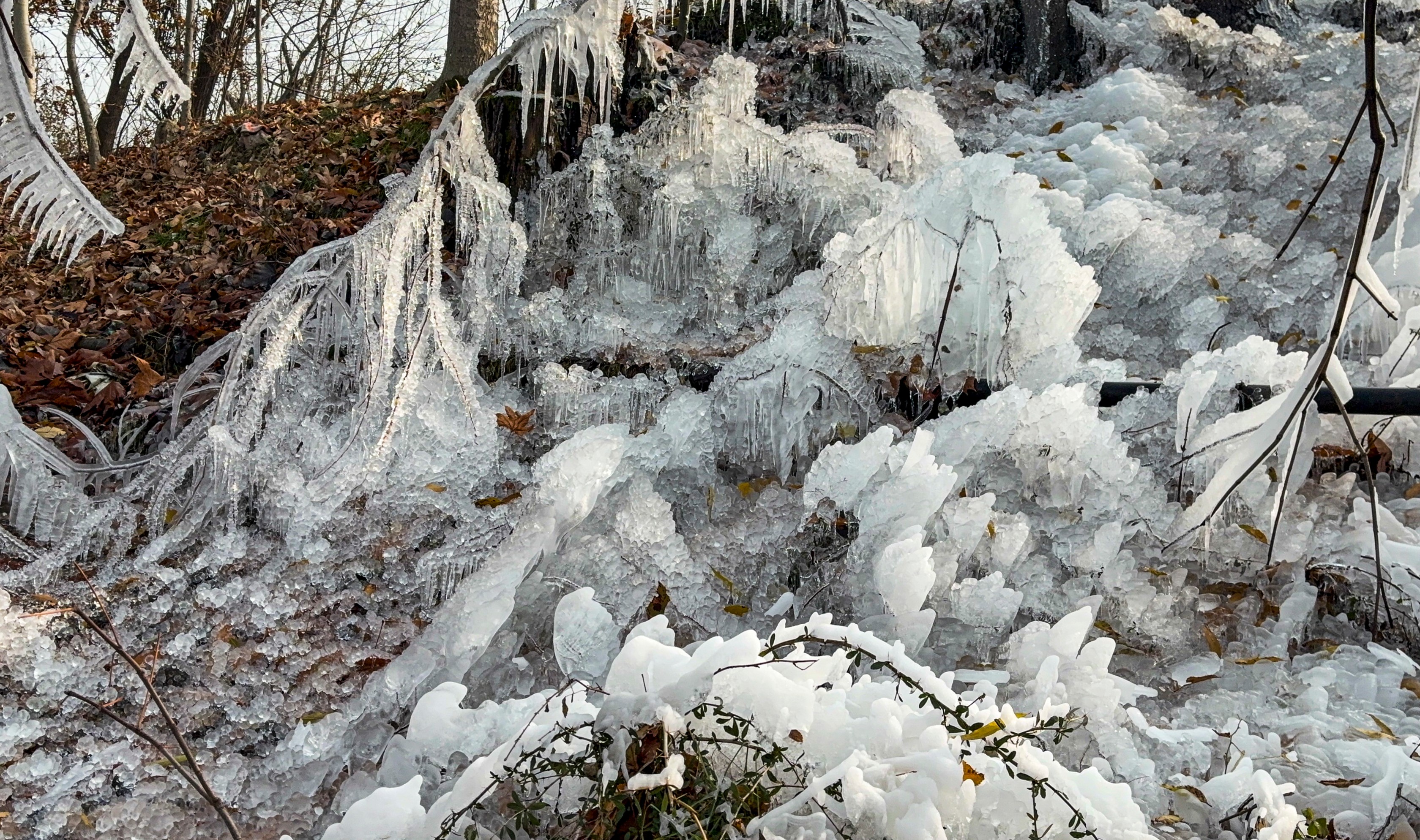 जम्मू-कश्मीर के शोपियां में बर्फ जमने लगी है। इस दौरान सड़कों पर 2-3 इंच बर्फ जमी नजर आ रही है।