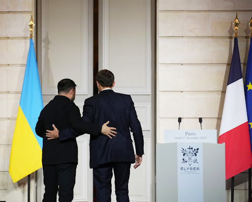 फ्रांस के एलीसी पैलेस में संयुक्त प्रेस कॉन्फ्रेंस के बाद मैक्रों और जेलेंस्की निकलते हुए।