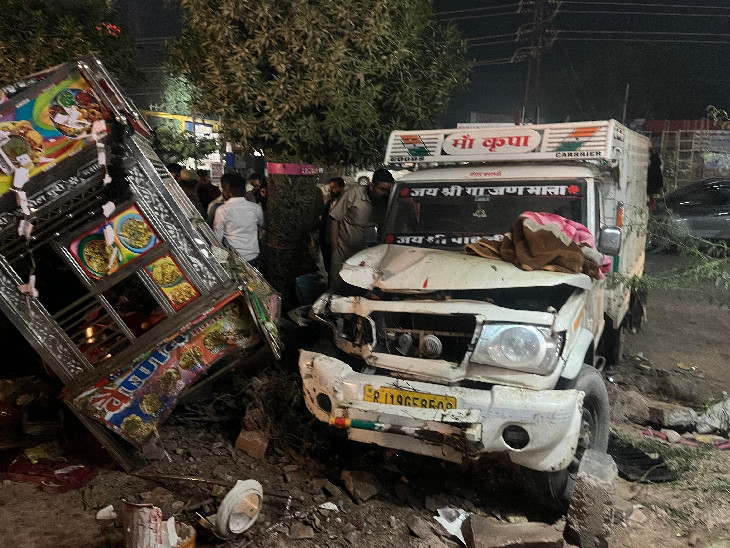 हादसे के बाद पिकअप और पानीपूरी का ठेला क्षतिग्रस्त हो गए।