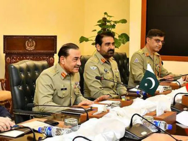 नोटिफिकेशन जारी होने के बाद आर्मी चीफ मुनीर तीनों सेनाओं के डिफेंस चीफ बन जाएंगे।