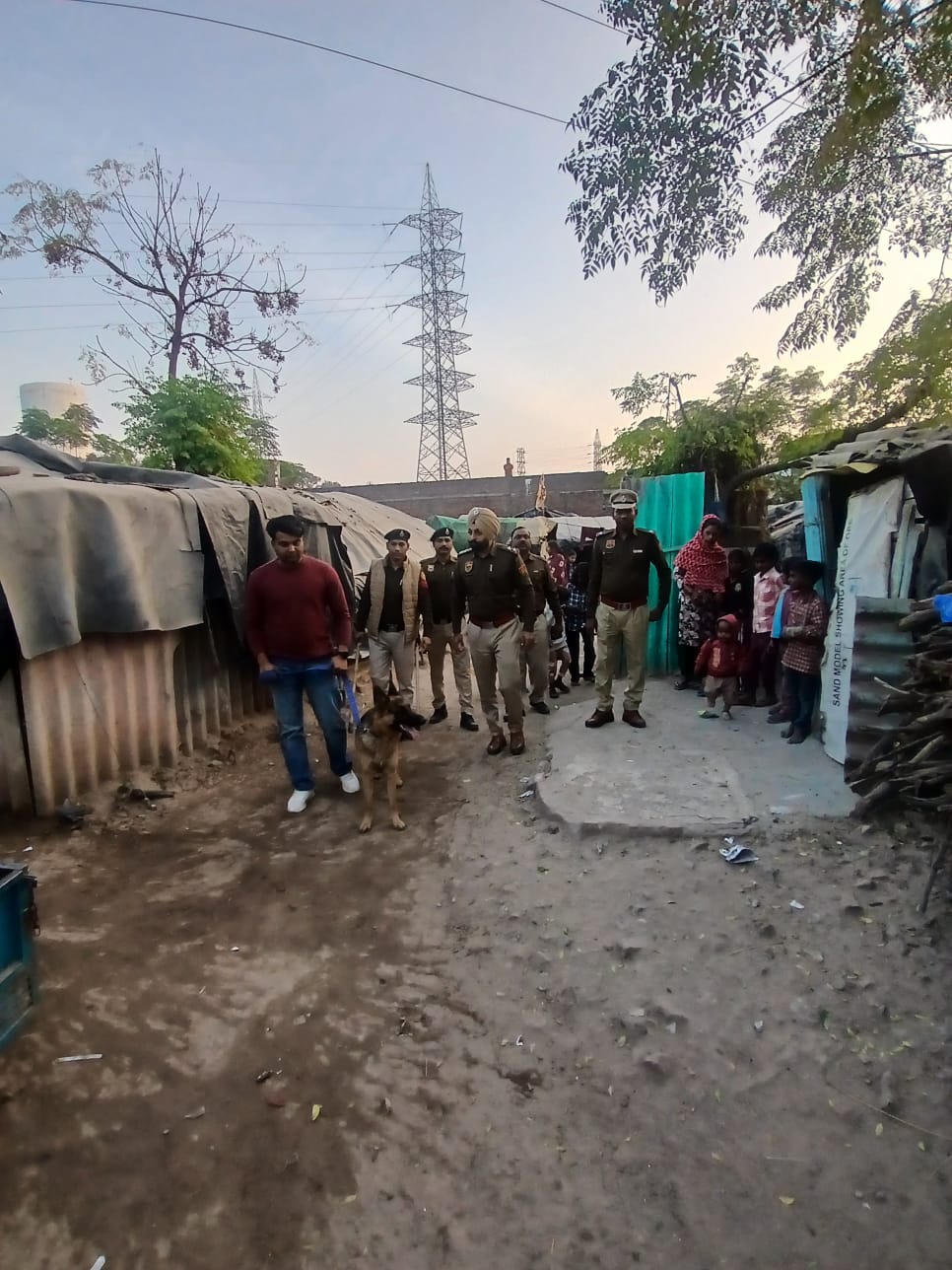 पंचकूला में डॉग से सर्च करवाते हुए पुलिस टीम।