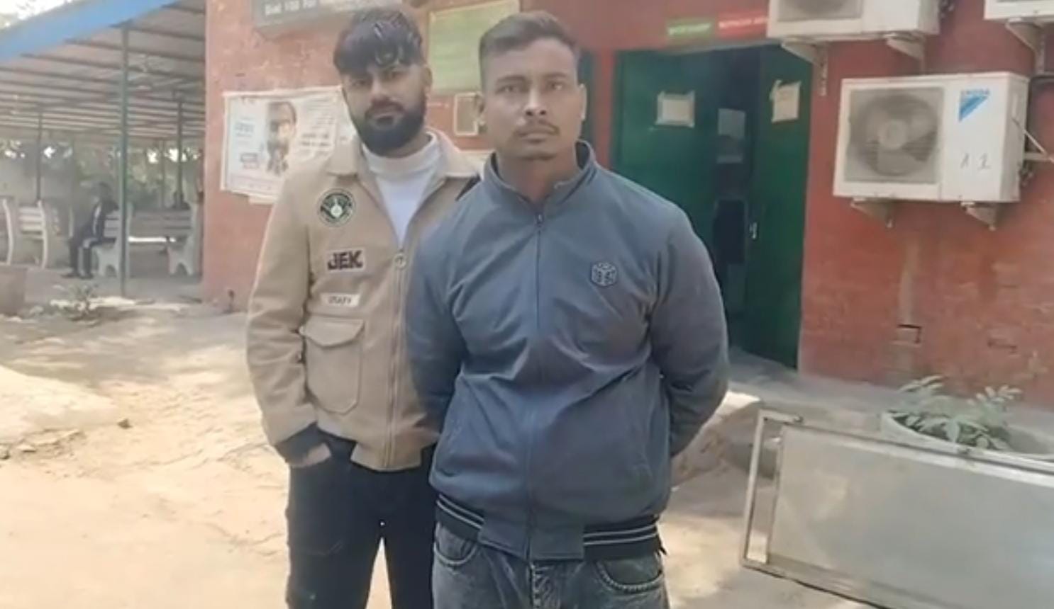 मामले की जनकारी देता शालिनी का भाई रोहित।